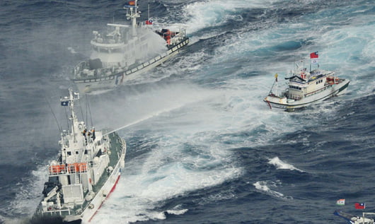 小船拼大船繞釣魚台   展現漁民抗爭得勝利